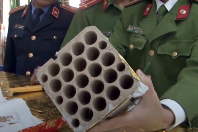 Nguoi dan dot phao hoa anh 1