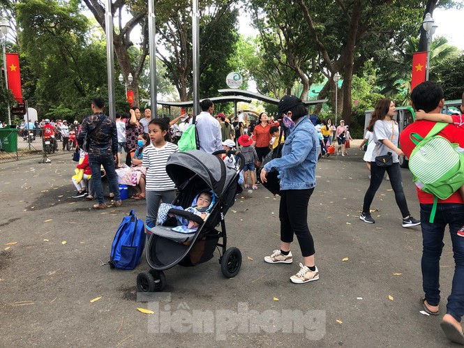 Trung tâm mua sắm, khu vui chơi Sài Gòn quá tải ngày cuối nghỉ Tết Nguyên đán - ảnh 3