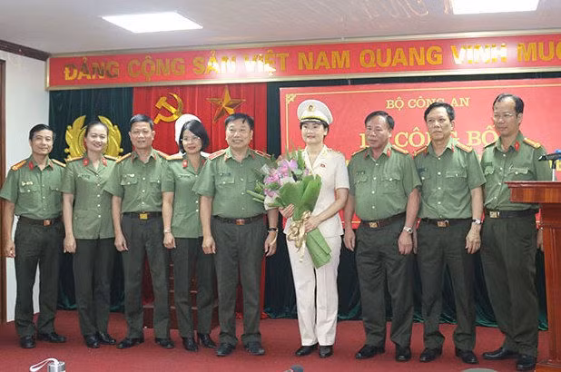 Thứ trưởng Trần Quốc Tỏ và các đại biểu chúc mừng Thiếu tướng Ngô Thị Hoàng Yến.