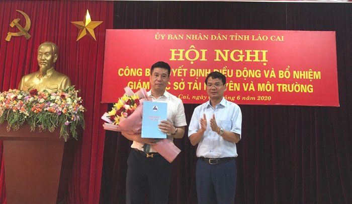 Chủ tịch UBND tỉnh Lào Cai Đặng Xuân Phong trao quyết định và chúc mừng đồng chí Hồ Cao Khải.