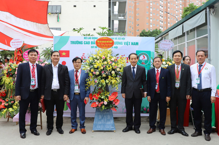 Trường CĐ Công thương Việt Nam: Cam kết "bắt tay" với nhiều doanh nghiệp tạo việc làm cho sinh viên ra trường - Ảnh 3.