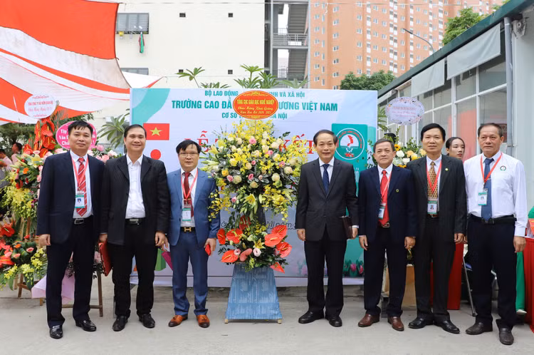 Trường CĐ Công thương Việt Nam: Cam kết "bắt tay" với nhiều doanh nghiệp tạo việc làm cho sinh viên ra trường - Ảnh 3.