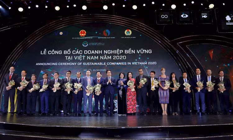Phó Chủ tịch nước Đặng Thị Ngọc Thịnh trao hoa chúc mừng cho Top các Doanh nghiệp bền vững của Việt Nam năm 2020.