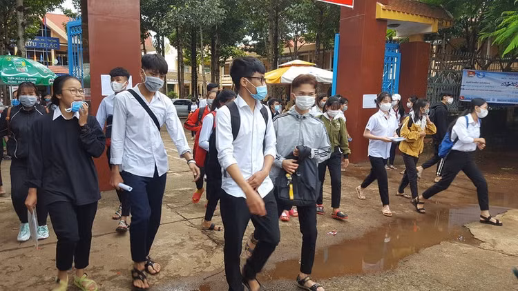 Đề Toán thi tốt nghiệp THPT: Vừa sức thí sinh nhưng để điểm 10 không dễ - 2