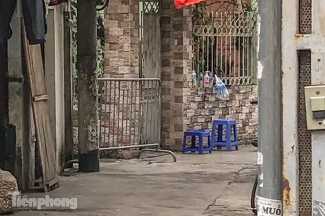 Cách ly ngõ nhỏ nhà nữ tiếp viên hàng không dương tính với Covid-19 - ảnh 3