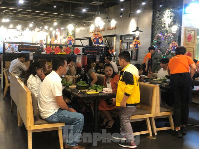 Trung tâm mua sắm, khu vui chơi Sài Gòn quá tải ngày cuối nghỉ Tết Nguyên đán - ảnh 15