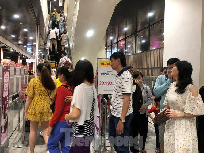 Trung tâm mua sắm, khu vui chơi Sài Gòn quá tải ngày cuối nghỉ Tết Nguyên đán - ảnh 22