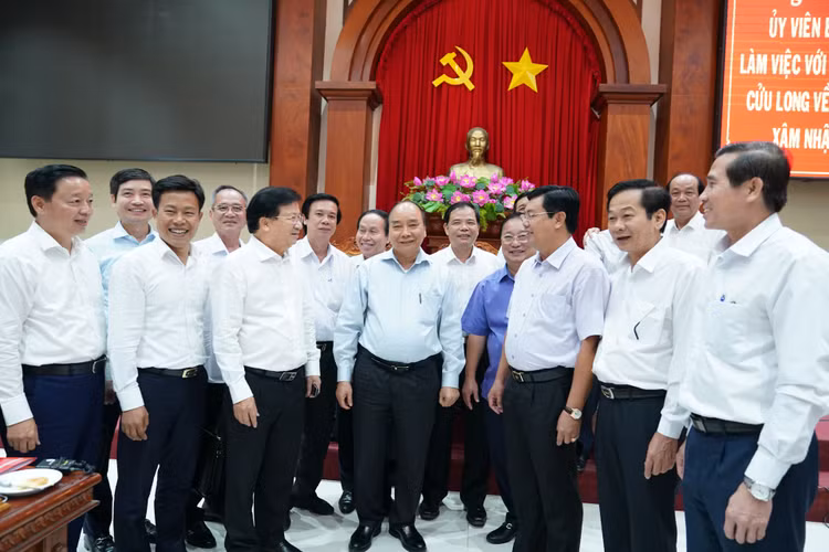 Thủ tướng Nguyễn Xuân Phúc, Phó Thủ tướng Trịnh Đình Dũng và các đại biểu tại cuộc làm việc. Ảnh: VGP/Quang Hiếu