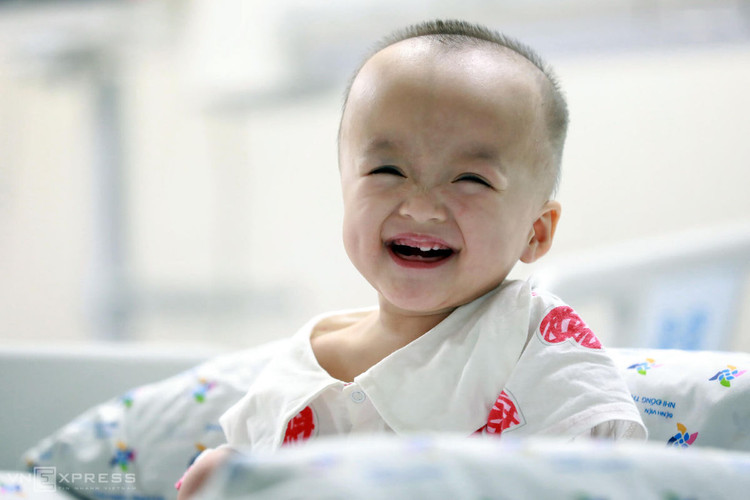 Trúc Nhi, Diệu Nhi tập đứng, tập bò ảnh 9