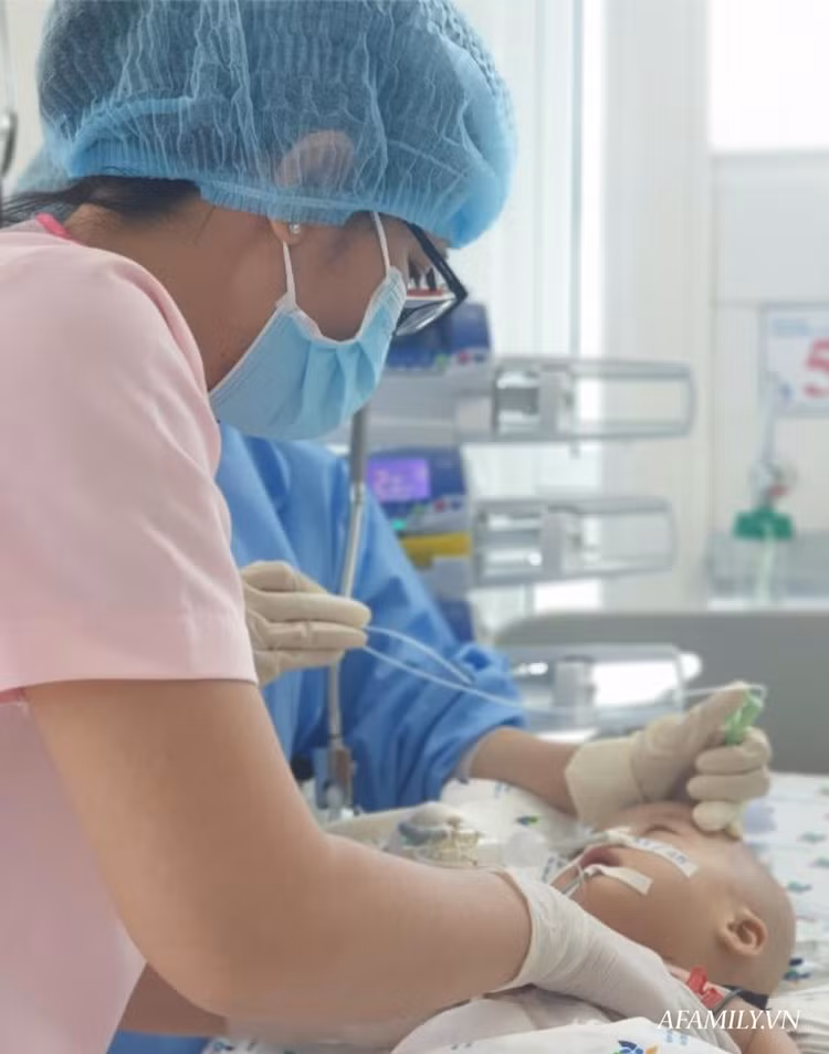 Bác sĩ tiết lộ khoảnh khắc cuối cùng ca mổ song sinh Trúc Nhi – Diệu Nhi: Vừa bó bột xong là… muốn gục - Ảnh 7.