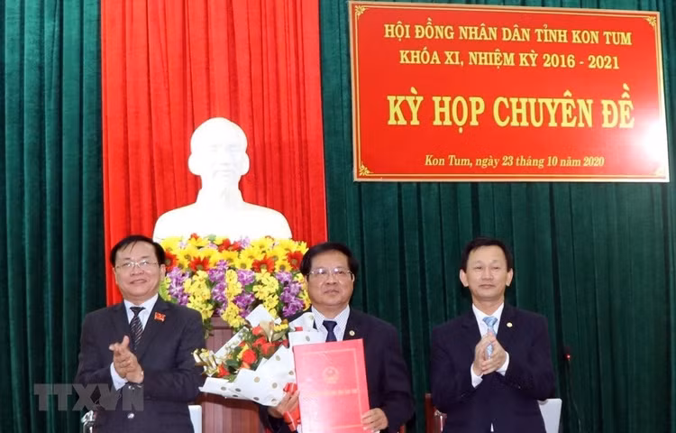 Ông Lê Ngọc Tuấn (giữa), Phó Bí thư Tỉnh ủy, Phó Chủ tịch Thường trực UBND tỉnh được bầu giữ chức Chủ tịch UBND tỉnh Kon Tum. (Ảnh: Cao Nguyên/TTXVN)