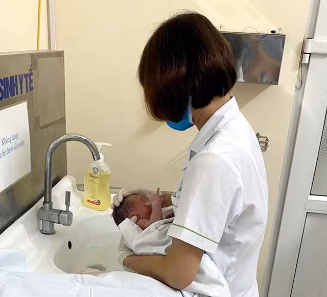 Một người xưng là ông ngoại xin nhận bé sơ sinh bị bỏ rơi trong khe tường - 1