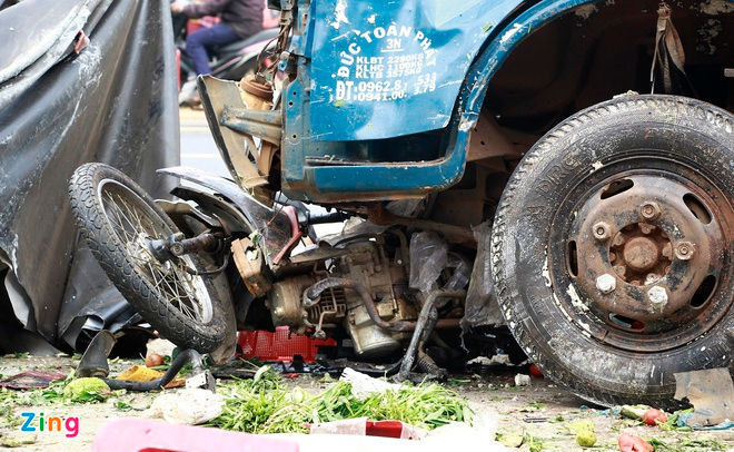 Xe tai lao vao cho anh 5