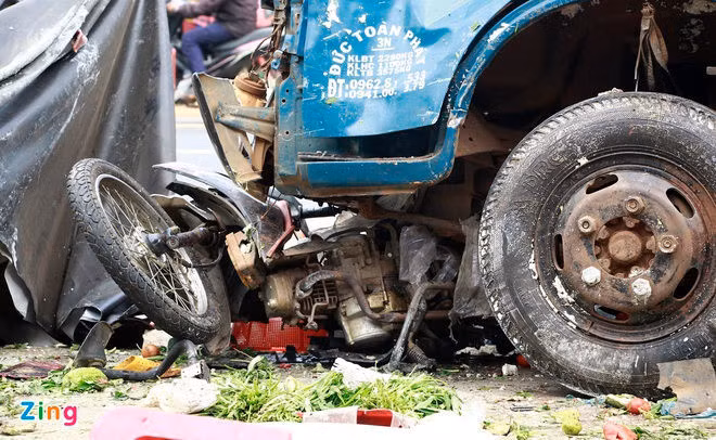 Xe tai lao vao cho anh 5