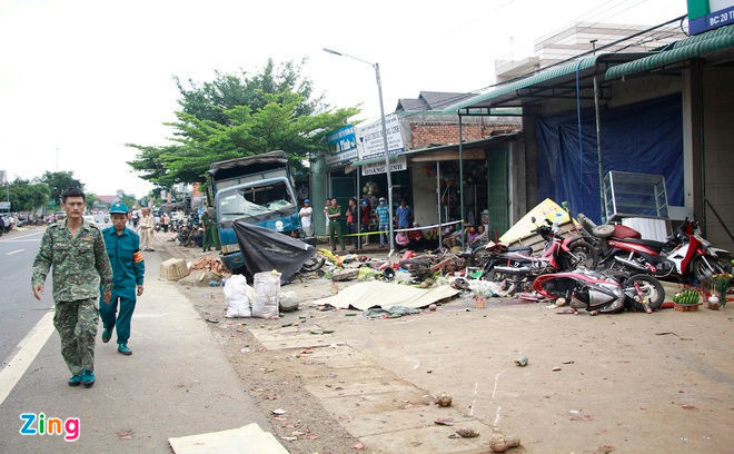 Xe tai lao vao cho anh 1