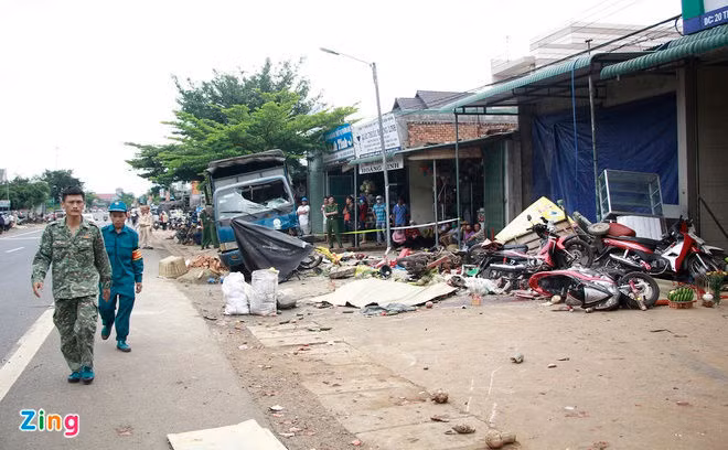 Xe tai lao vao cho anh 1