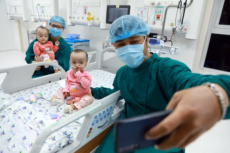 Trúc Nhi, Diệu Nhi tập đứng, tập bò ảnh 12