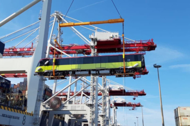 Hình ảnh đoàn tàu đường sắt Nhổn - ga Hà Nội đang từ Pháp về