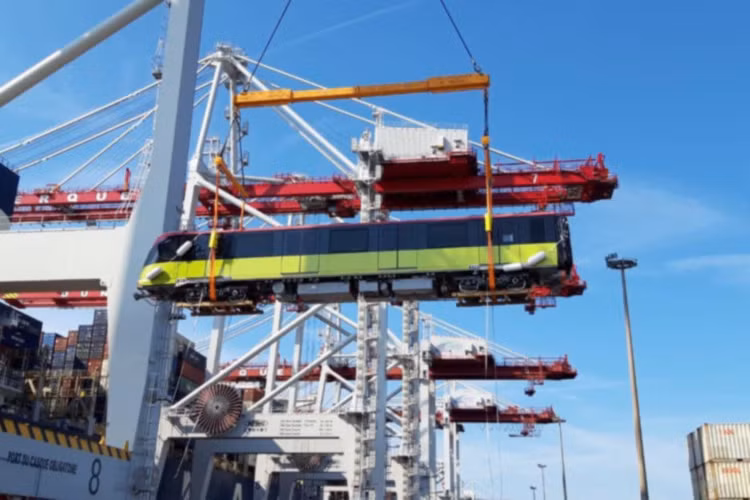 Hình ảnh đoàn tàu đường sắt Nhổn - ga Hà Nội đang từ Pháp về