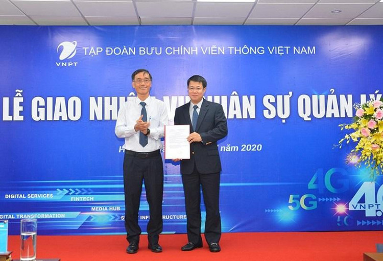 Ông Đỗ Vũ Anh - Thành viên Hội đồng thành viên VNPT trao quyết định giao quyền Tổng giám đốc Tổng công ty Dịch vụ viễn thông (VNPT-VinaPhone) - người đại diện theo pháp luật của VNPT VinaPhone cho ông Nguyễn Trường Giang