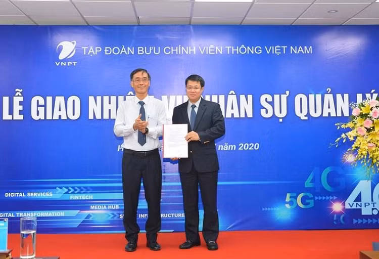 Ông Đỗ Vũ Anh - Thành viên Hội đồng thành viên VNPT trao quyết định giao quyền Tổng giám đốc Tổng công ty Dịch vụ viễn thông (VNPT-VinaPhone) - người đại diện theo pháp luật của VNPT VinaPhone cho ông Nguyễn Trường Giang