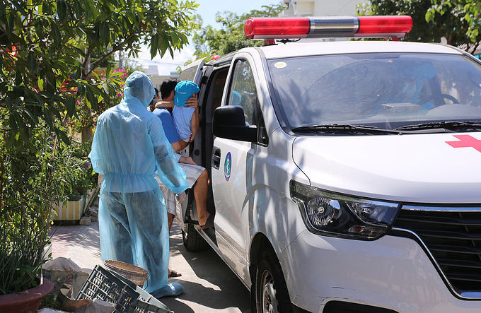 Hai bố con là F1 tiếp xúc với bệnh nhân 416 được đưa cách ly chiều 24/7. Ảnh: Đắc Thành.