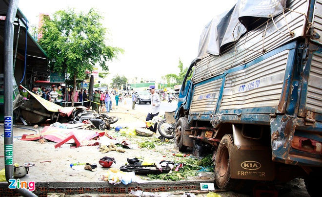 Xe tai lao vao cho anh 1