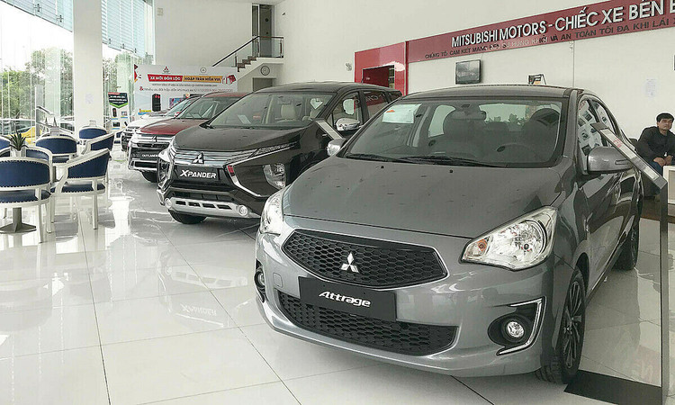 Xe hơi trưng bày ở một đại lý Mitsubishi thuộc quận Bình Tân. 
