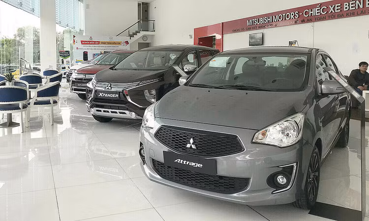 Xe hơi trưng bày ở một đại lý Mitsubishi thuộc quận Bình Tân.&nbsp;