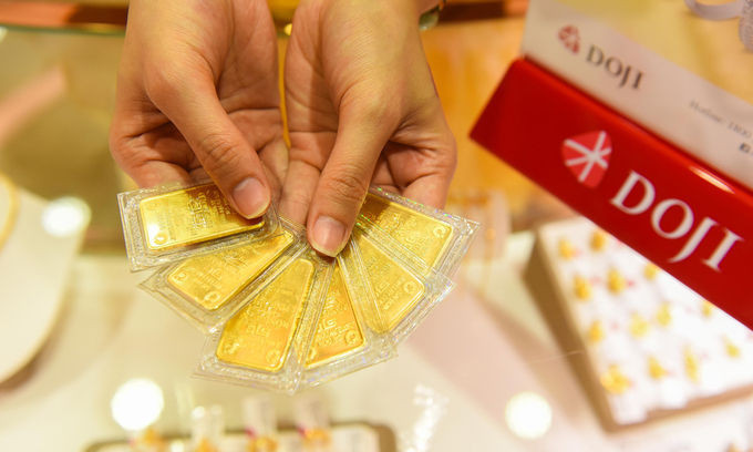 Vàng miếng tại cửa hàng. Ảnh: DOJI.