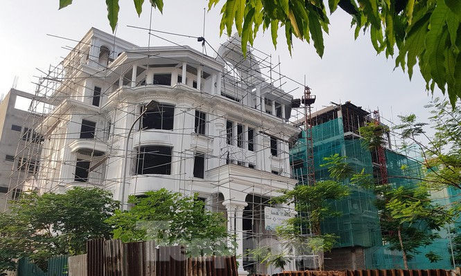 Nở rộ công trình 'cung điện, lâu đài' tự hợp thửa đất liền kề ở Hà Nội - ảnh 1