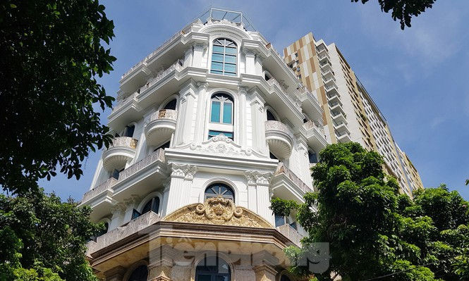 Nở rộ công trình 'cung điện, lâu đài' tự hợp thửa đất liền kề ở Hà Nội - ảnh 4