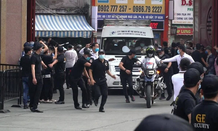 Bảo vệ chạy theo quan tài Chí Tài