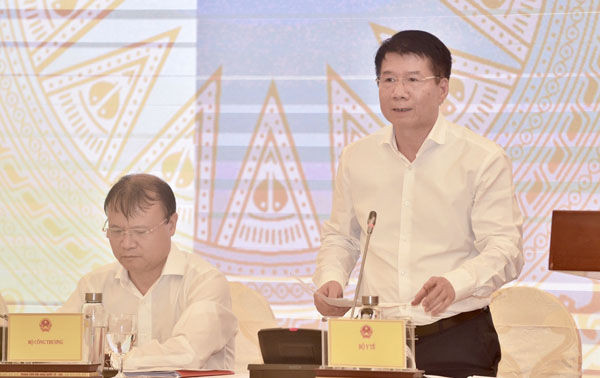 Thứ trưởng Bộ Y tế Trương Quốc Cường trả lời báo chí về vụ việc Pate Minh Chay. Ảnh: VGP/Đoàn Bắc