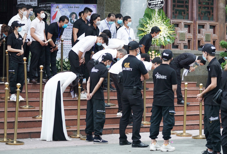 nghe si hoai linh va chi tai anh 2