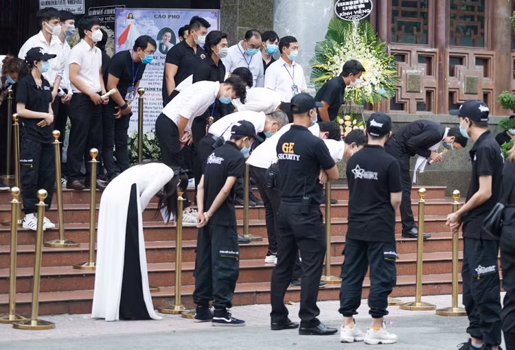 nghe si hoai linh va chi tai anh 2