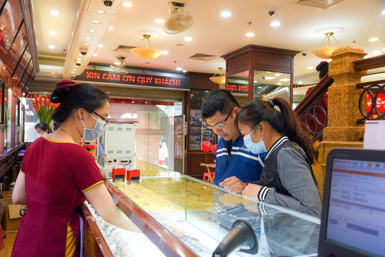 Liên tiếp lập kỷ mục mới, giá vàng dự báo lên 56 triệu đồng/lượng - 1