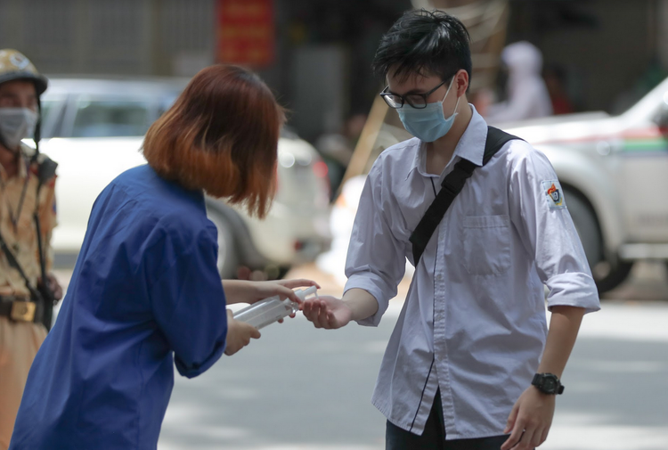 Nghiêm ngặt kiểm tra thí sinh vào làm thủ tục dự thi tốt nghiệp THPT 2020 - 1