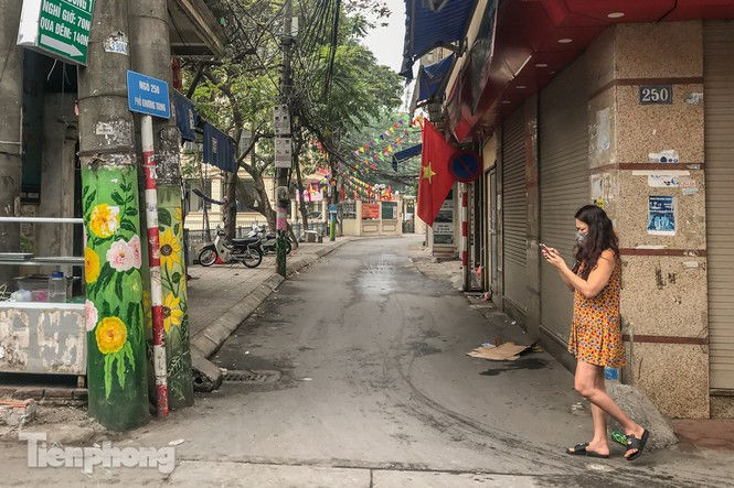 Cách ly ngõ nhỏ nhà nữ tiếp viên hàng không dương tính với Covid-19 - ảnh 5