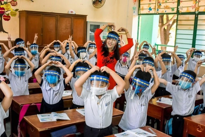 Học sinh và giáo viên trường Tiểu học Núi Thành, Đà Nẵng dùng kính chắn giọt bắn trong buổi học ngày 4/5. Ảnh:Nguyễn Đông.