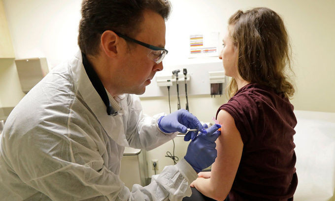 Người phụ nữ thử nghiệm&nbsp;loại vaccine ngừa Covid-19 tại Viện nghiên cứu Sức khỏe Kaiser Permanente ở Washington, Mỹ, hồi tháng 3. Ảnh: AP.