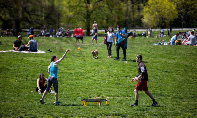 Người dân Mỹ vui chơi ở công viên&nbsp;Prospect, Brooklyn, Mỹ, hôm 2/5. Ảnh: NYTimes.