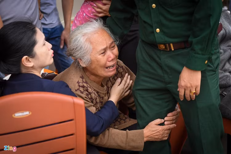 Dua thi the nan nhan vu sat lo ve TP Dong Ha anh 6