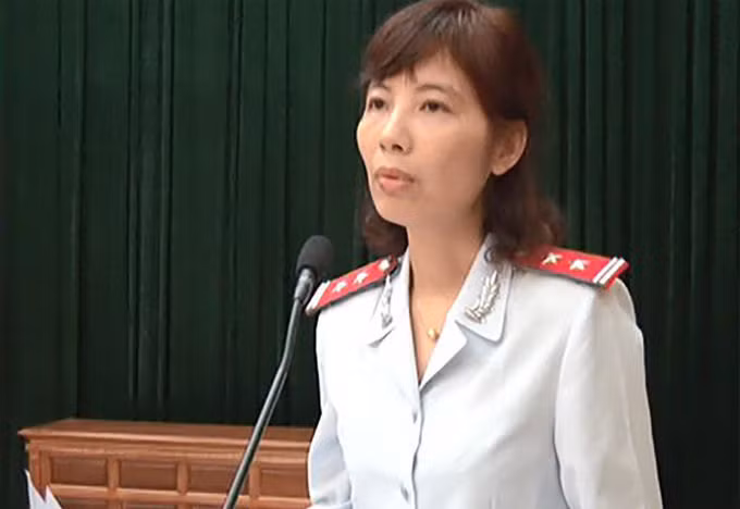 Chiêu xoá dấu vết khi vòi tiền của nhóm thanh tra Bộ Xây dựng ảnh 1 Bà Kim Anh công bố quyết định thanh tra tại huyện Vĩnh Tường. Ảnh: UBND huyện Vĩnh Tường.