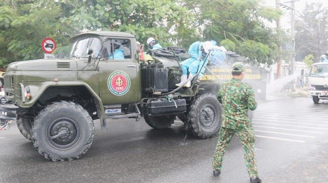 Xem lính hoá học phun khử khuẩn từng góc phố, cành cây, ngọn cỏ ở Sơn Trà - ảnh 7
