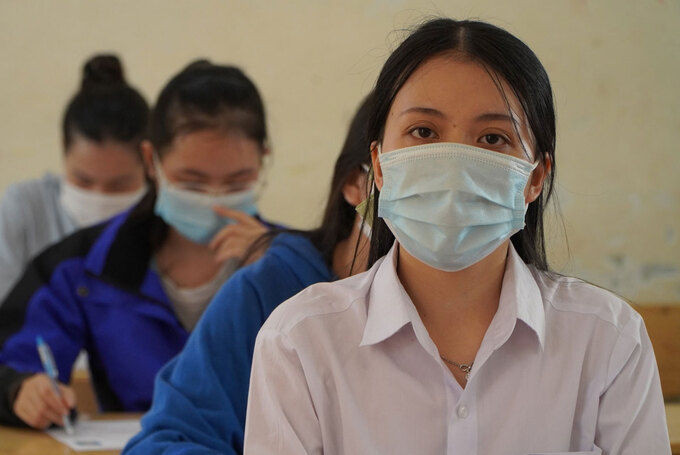 Thí sinh Đăk Lăk làm thủ tục dự thi chiều 2/9. Ảnh: Trần Hóa.