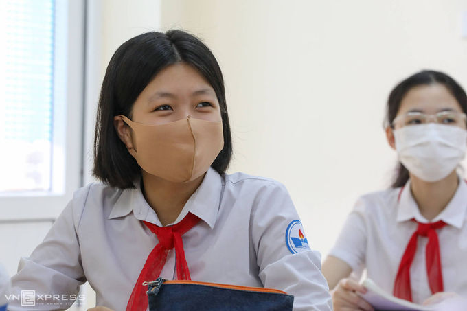 Học sinh trường THCS Nguyễn Du (Nam Từ Liêm, Hà Nội) trong ngày quay trở lại trường hồi tháng 5 sau ba tháng nghỉ phòng Covid-19. Ảnh: Ngọc Thành.