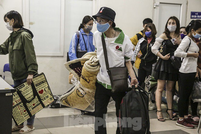 Lấy 3 tòa nhà làm khu cách ly, sinh viên ở Mỹ Đình di dời trong đêm - ảnh 7