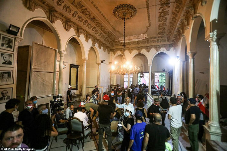 Li Băng: Biển người giận dữ biểu tình, chiếm hàng loạt trụ sở các bộ - 8