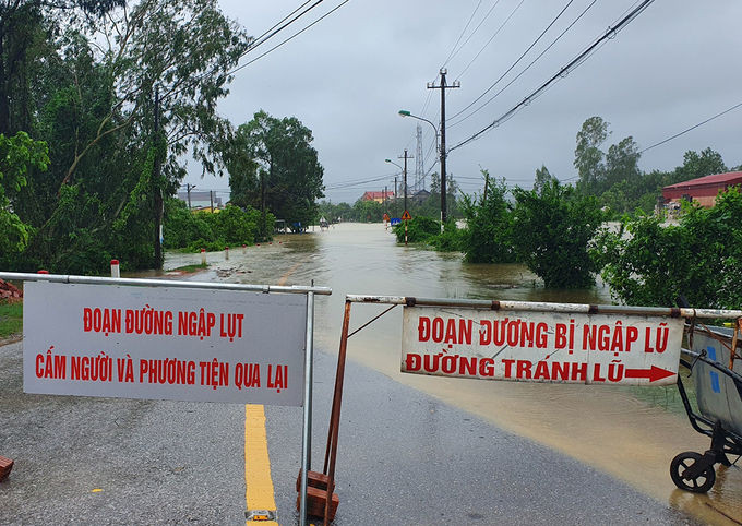 Nhiều tuyến đường ngập sâu ở Quảng Bình phải phong tỏa. Ảnh: Đức Hùng.